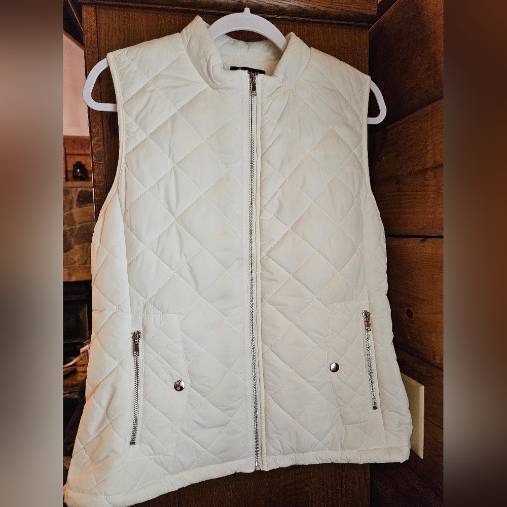 NWOT Women's Quilted Cream Vest SIZE MEDIUM